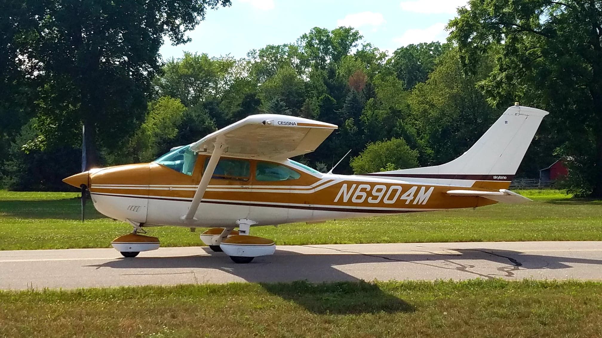 N6904M — - Cessna Skylane heading for the home field runway.