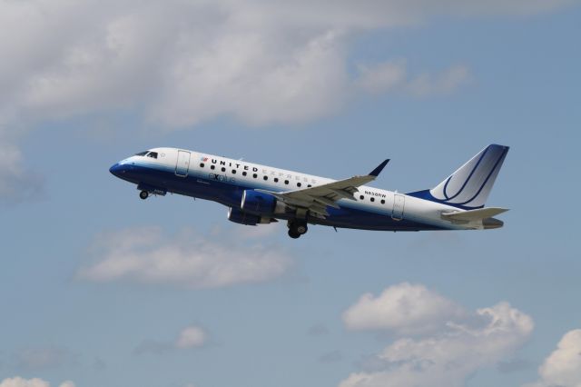 Embraer 170/175 (N858RW) - Leaving Montreal-Trudeau on runway 24L