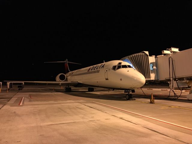 Boeing 717-200 (N971AT) - Put away for the night.  The small light to the left of the horizontal stabilizer is another Delta 717 on approach.