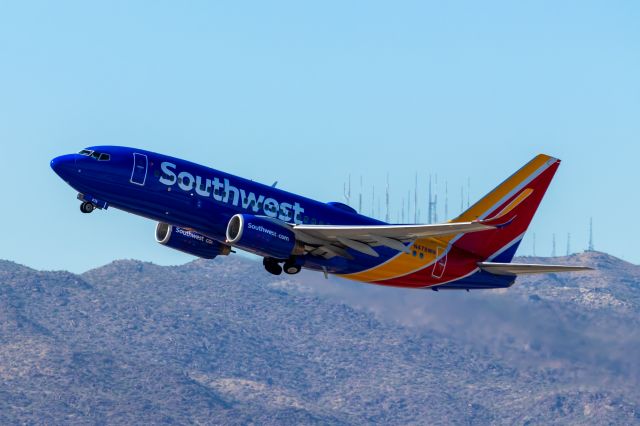 Boeing 737-700 (N478WN) - Southwest Airlines 737-700 taking off from PHX on 9/17/22. Taken with a Canon 850D and a Canon EF 70-200mm f/2.8L IS II USM lens.