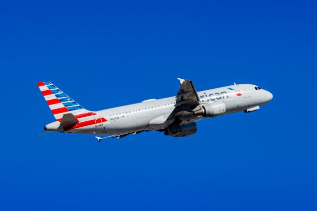 Airbus A320 (N121UW) - An American Airlines A320 taking off from PHX on 2/1/23. Taken with a Canon R7 and Tamron 70-200 G2 lens.