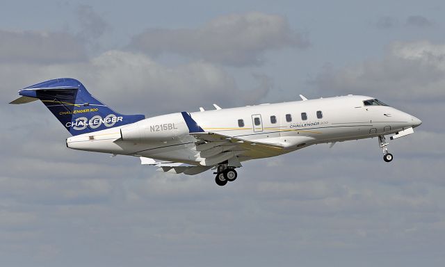 Bombardier Challenger 300 (N215BL)