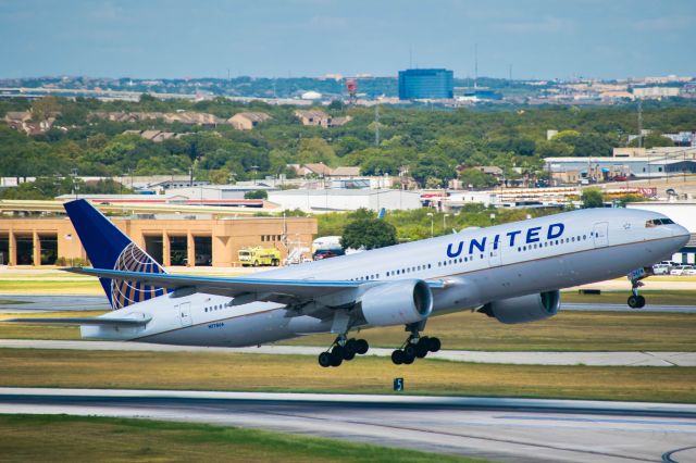 Boeing 777-200 (N778UA) - Taking off 13R