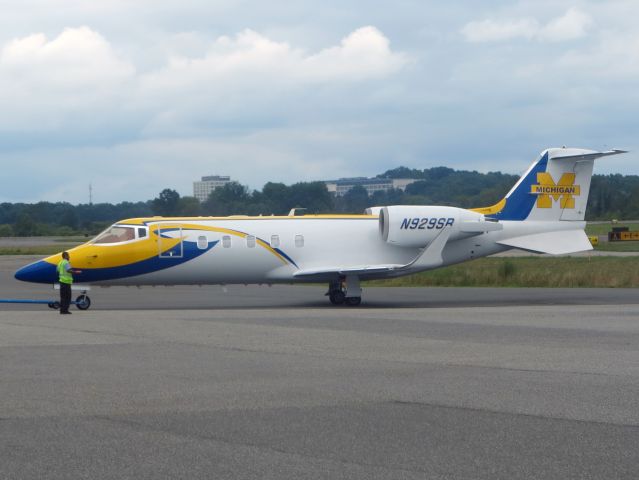 Learjet 60 (N929SR) - VERY cool paint scheme!