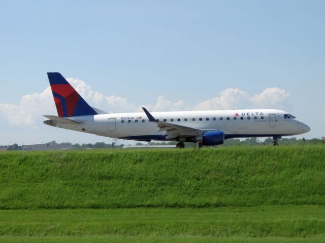 Embraer ERJ 175 (N209JQ)