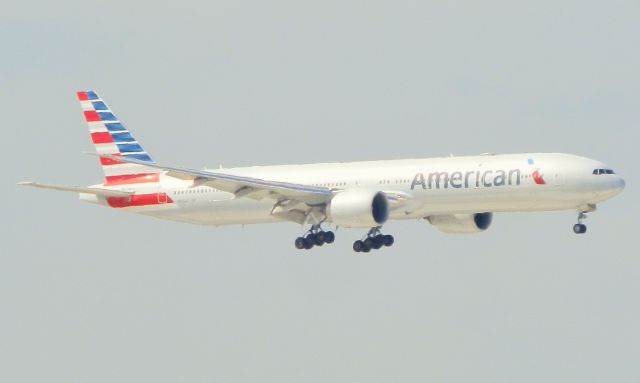 Boeing 777-200 (N736AT) - Coming in from London,Heathrow(EGLL)