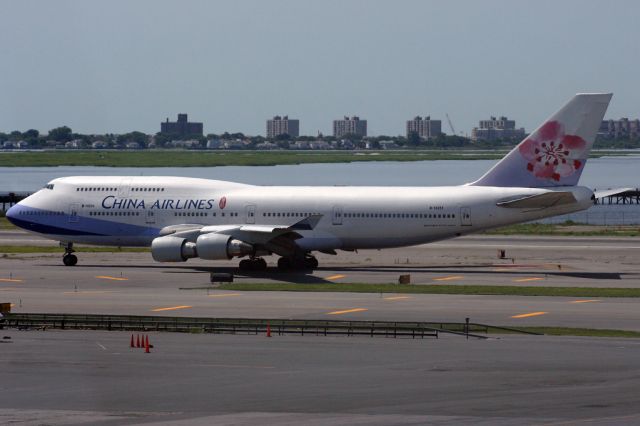 Boeing 747-400 (B-18251)