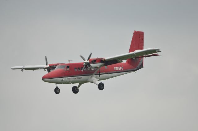 De Havilland Canada Twin Otter (N40269) - Final approach to runway 36 at Airventure 2018 on Sunday.