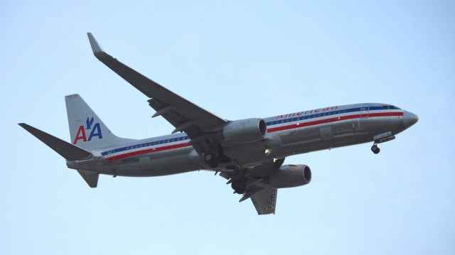 Boeing 737-800 (N860NN) - An American Airlines Boeing 737-823 landing at Philadelphia International Airport on November 23rd, 2016. It is still painted with a pre-2013 American livery.