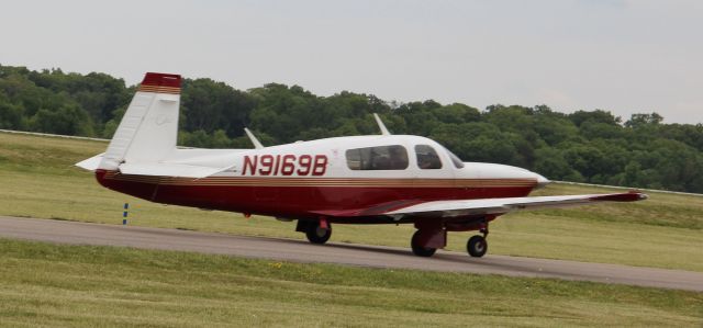 Mooney M-20 (N9169B) - Taxiing to rwy 27 on 4/24/12...