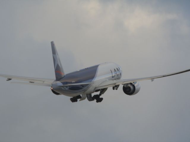 BOEING 777-200LR (N776LA) - Just retracting the landing gear.Displaying the twin six-wheel main bogies!