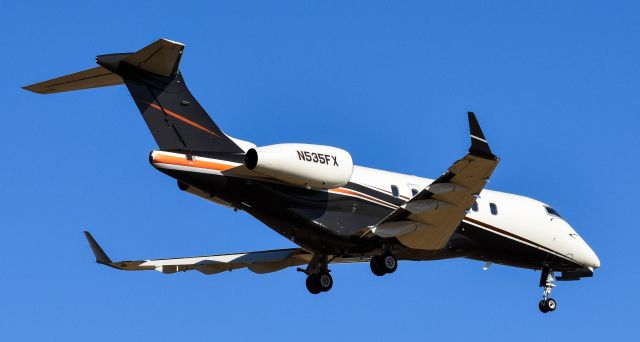 Bombardier Challenger 300 (N535FX)