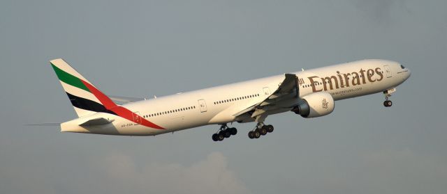 BOEING 777-300 (A6-EQA)