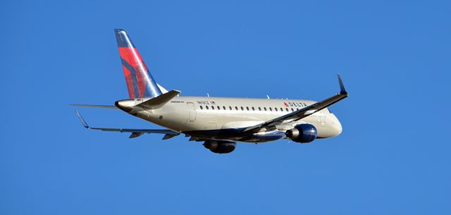 Embraer ERJ 175 (N612CZ)