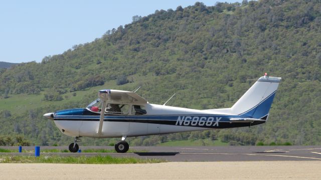 Cessna Skyhawk (N6868X)