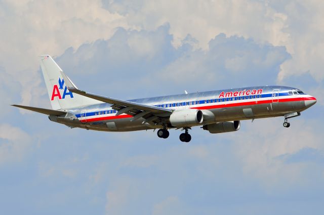 Boeing 737-800 (N925AN) - American B737-800 N925AN Arriving KDFW 08/11/2013