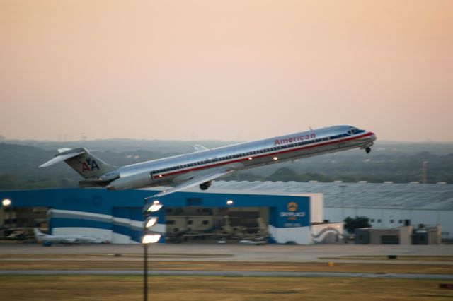 McDonnell Douglas MD-80 (N961TW) - Final American MD-80 to depart SAT. Aircraft was sent to Roswell after this flight. Gonna miss the MD-80. KSAT TOWER authorized bank turn after take off. Truly a beautiful sight.