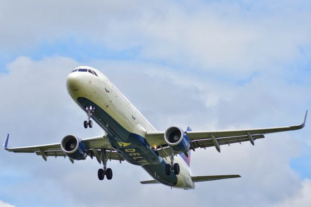 Airbus A321 (N357DN) - An AirBus A321 operated by Delta arrives at Reagan Airport in from Atlanta 20190901. br /br /© 2019 Heath Flowersbr /br /Contact photographer for reproduction(s).