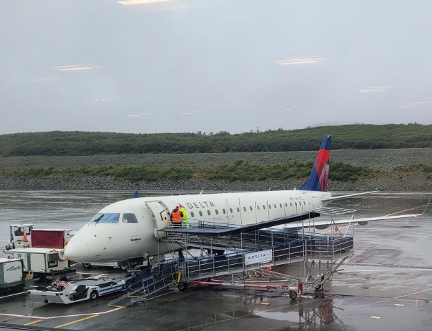 Embraer 175 (N614CZ)