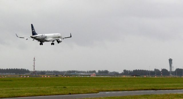 Embraer ERJ-190 —