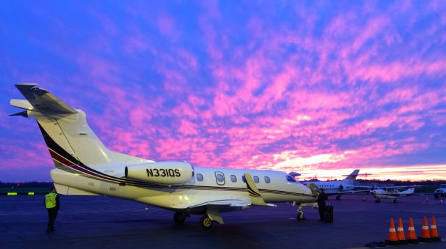 Embraer Phenom 300 (N331QS)