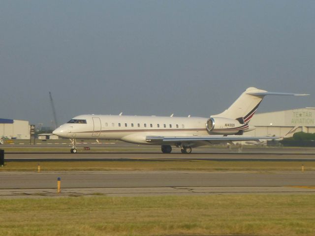 Bombardier Global Express (N143QS)