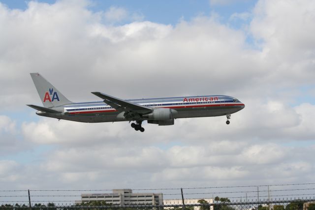 BOEING 767-200 —