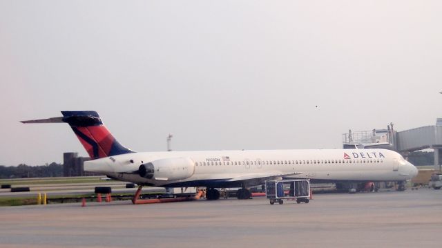 McDonnell Douglas MD-90 (N928DN) - ex-CES