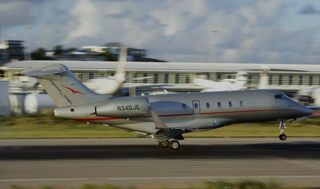 Bombardier Challenger 300 (N340JE)