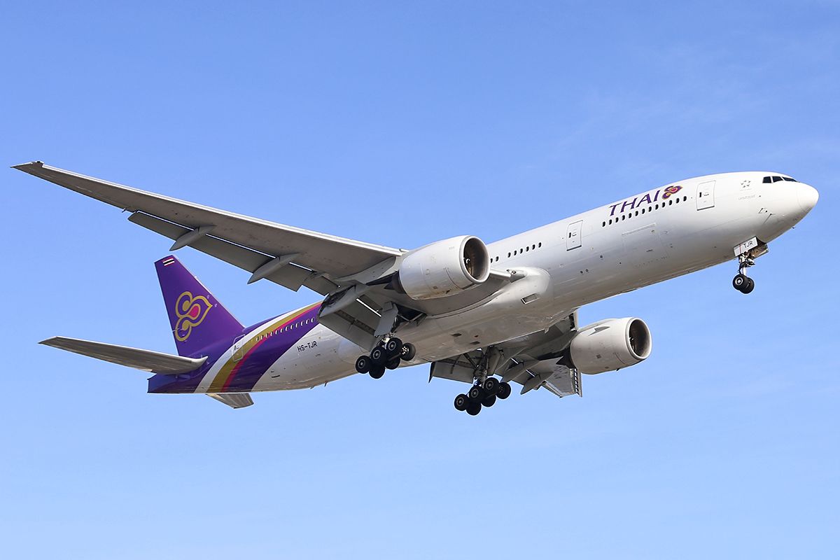 Boeing 777-200 (HS-TJR) - Landing.