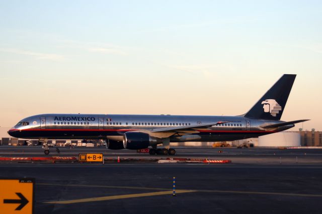 Boeing 757-200 (N805AM) - Taxiing to Terminal 1 on 16-Dec-06.  Registration cancelled 31-Jul-12 when it became 09-0017 for United States Air Force.