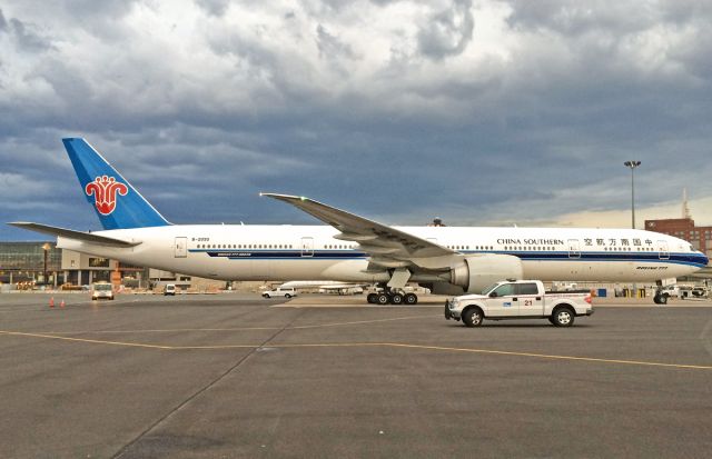 BOEING 777-300ER (B-2099)