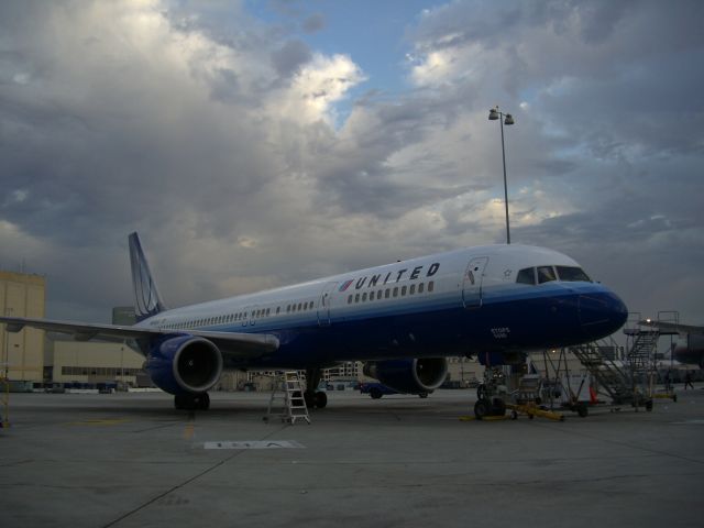 Boeing 757-200 (N590UA) - United airlines B575 ETOPS  ready for the morning flight.