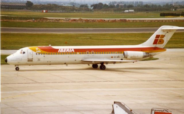 Douglas DC-9-10 (EC-BIN) - EGLL jul-1982  DC9-32 cn47089