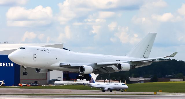 Boeing 747-400 (N742CK) - runway 18 left