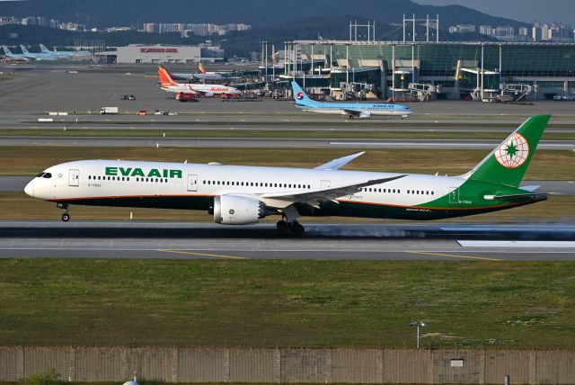 BOEING 787-10 Dreamliner (B-17809)