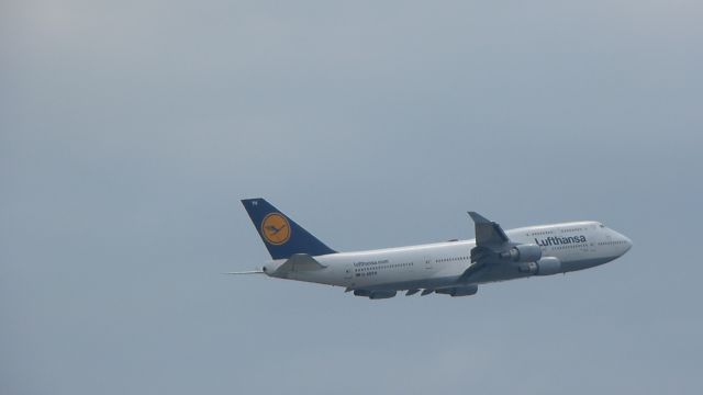 Boeing 747-400 (D-ABTH) - Die B747-400 Duisburg der Lufthansa beim Start Richtung Westen von Frankfurt. Aufgenommen am 19.05.2013.<br>A Lufthansa B747-400, named Duisburg, while Take-off to the west from Frankfurt. Picture taken on: 5/19/13