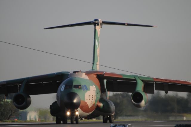 KAWASAKI C-1 (98-1019) - Oct.26.2016 JASDFbr /Landing at RWY35 (15:42)br /Nikon D300 (DX Format)br /focal length=500mmbr /f=6.3 1/1000 ISO=400br /Lens:Sigma 50-500mm 1:4.5-6.3 APO HSM