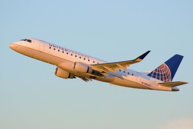 Embraer 170/175 (N89321) - 30L departure at sunset.