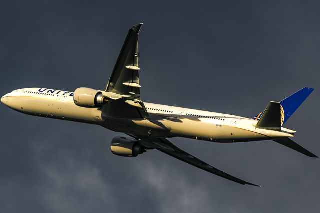 BOEING 777-300 (N2138U)