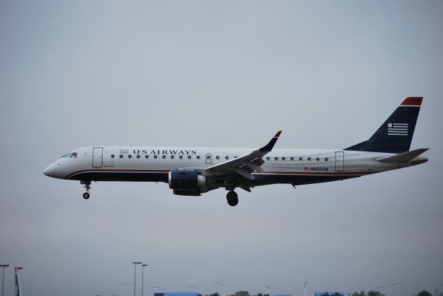 Embraer ERJ-190 (N952UW) - On approach for runway 18L - 10/23/09