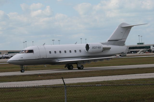 Canadair Challenger (N374G)