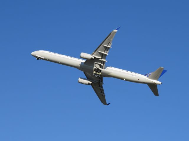 Boeing 757-200 (N75851) - N75851 departs KCAK for KEWR. 