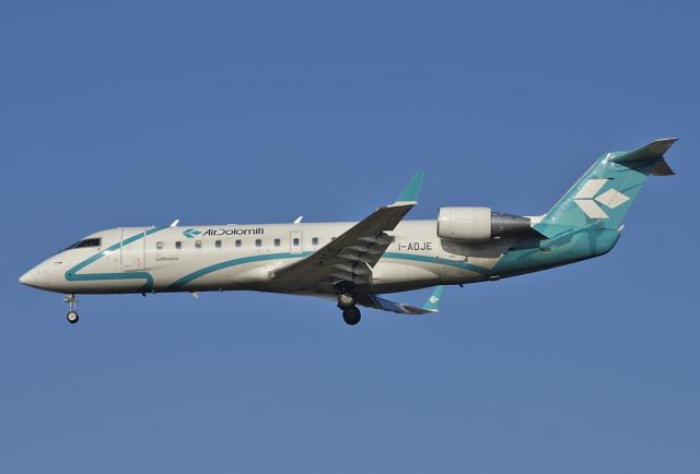 Canadair Regional Jet CRJ-200 (I-ADJE) - Air Dolomiti - Canadair CRJ-200LR (CL-600-2B19) C/N 7629 - I-ADJE - at Brussels 2005-Jan-16.