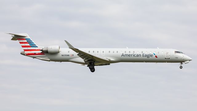 Canadair Regional Jet CRJ-900 (N635NN) - A CRJ-900LR for American Eagle on final for a 9R landing at KSBN.