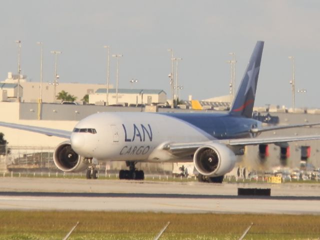 BOEING 777-200LR (N774LA)