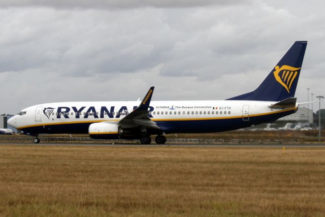 Boeing 737-800 (EI-FTO) - Departing rwy 26 on 10-Aug-18 operating flight RYR8142 to EIKN.