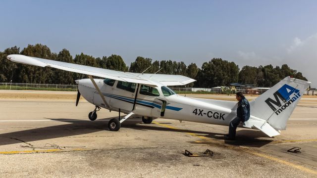 Cessna Skyhawk (4X-CGK) - Manual pushback 