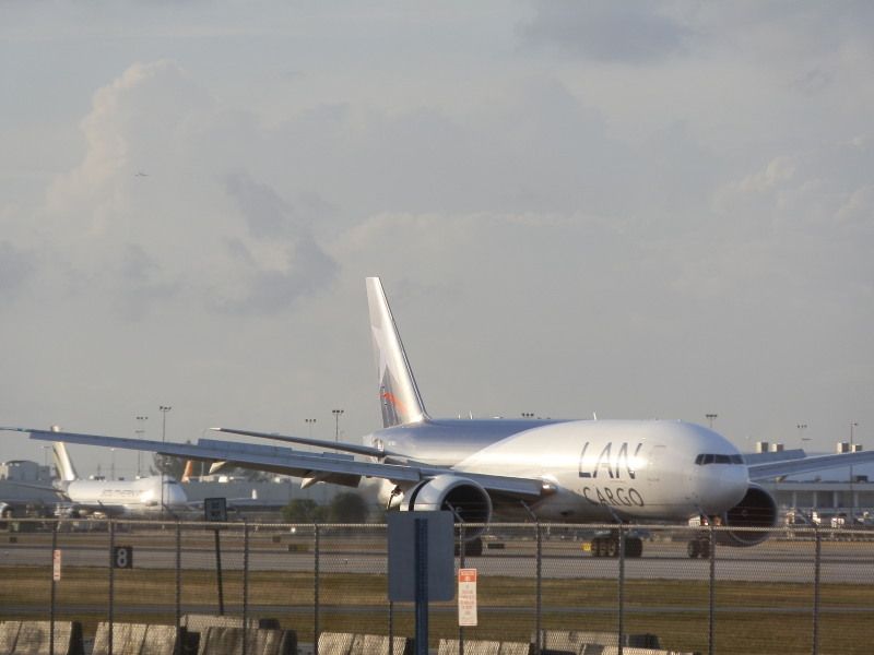 Boeing 777-200 (N774LA)