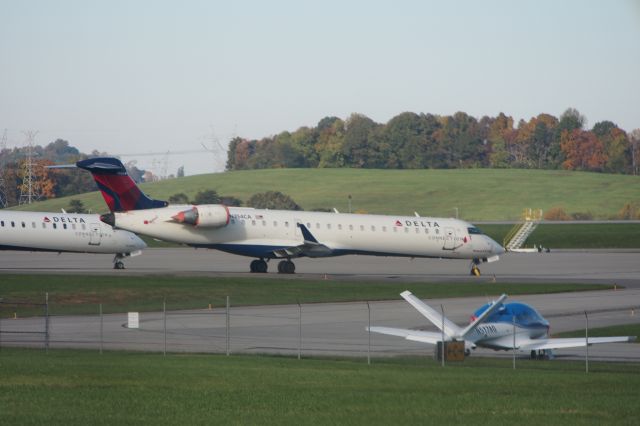 Canadair Regional Jet CRJ-200 (N354CA)